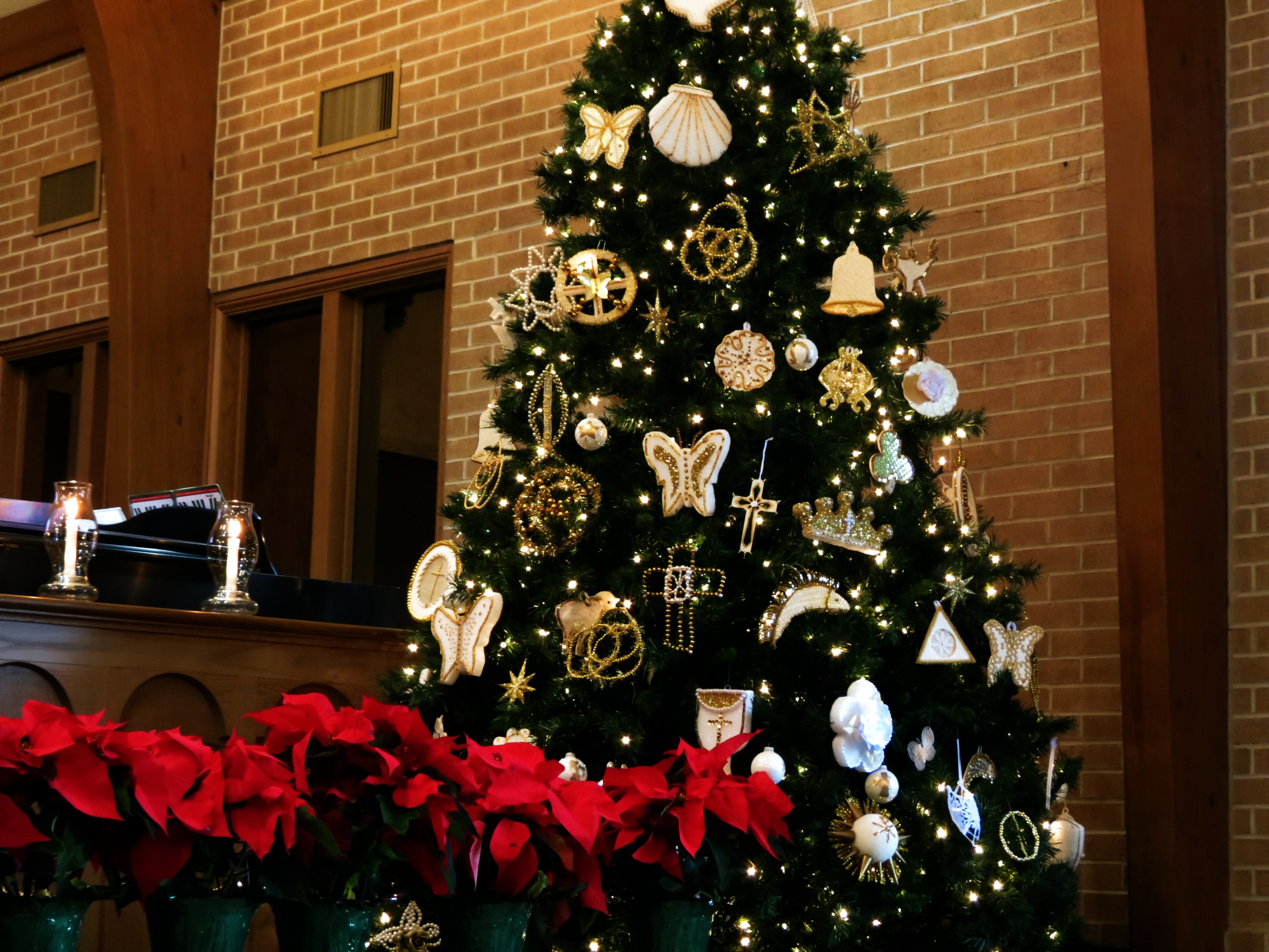 The Chrismon tree stands tall in the sanctuary of Cornelia United Methodist Church in Cornelia, Georgia. Photo by Claire DeLand, courtesy of Creative Commons.