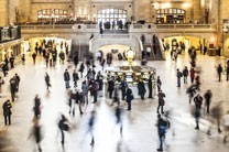 "Gente en una estación de tren de Nueva York".