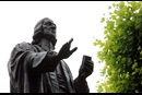 John Wesley s'est battu tout au long de sa vie contre une séparation complète de l'Église d'Angleterre. Cette statue de lui se tient devant sa maison à Londres. Photo de Kathleen Barry, United Methodist Communications.