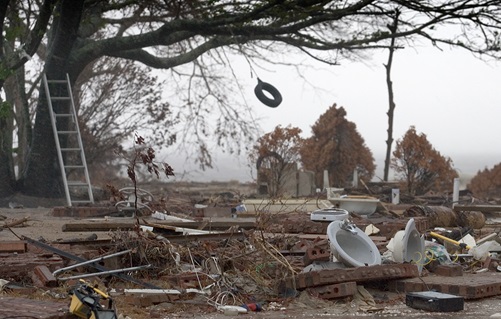 Un neumático se balancea por el viento del huracán Rita sobre los restos de una casa frente al mar, destruida por el huracán Katrina en Ocean Springs, Mississippi. Rita tocó tierra al este de Texas el 24 de septiembre de 2005, casi cuatro semanas después de que Katrina azotara Louisiana y Mississippi. Foto de Mike DuBose, Noticias MU.