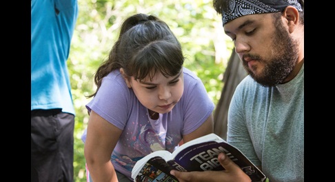 Certains d'entre nous ont eu la chance d'avoir des adultes dans nos vies, comme ce conseiller de camp, qui nous a enseigné Jésus très jeune. Photo de Kathleen Barry, United Methodist Communications.