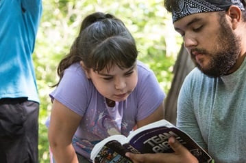 Certains d'entre nous ont eu la chance d'avoir des adultes dans nos vies, comme ce conseiller de camp, qui nous a enseigné Jésus très jeune. Photo de Kathleen Barry, United Methodist Communications.