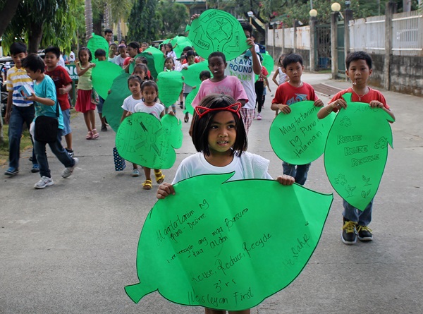 climate-kids-leaf-march-philippines-crop