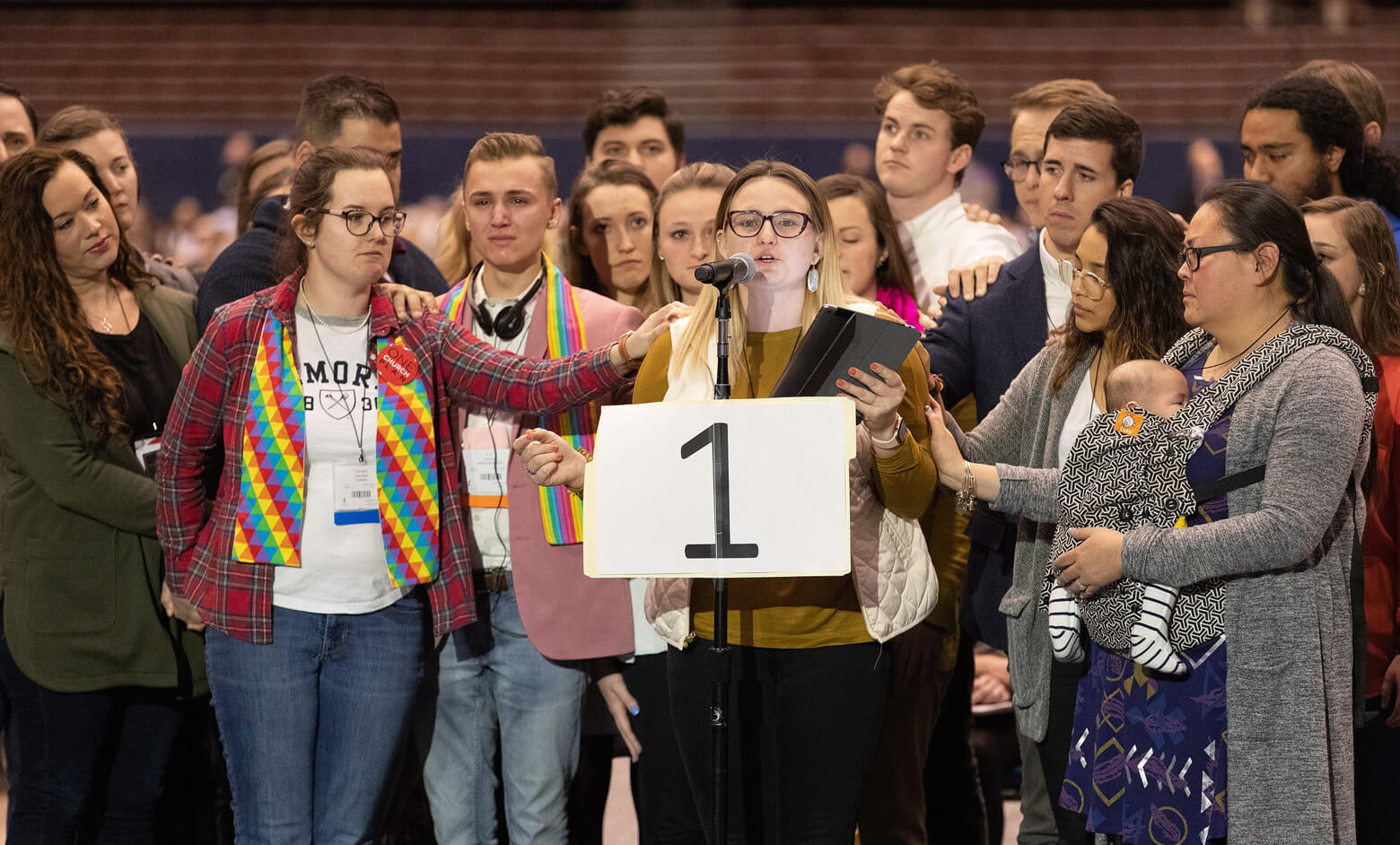 La déléguée Shayla Jordan (au micro) s'exprime en faveur du plan d’une Eglise Unique lors de la Conférence Générale 2019 de l’Eglise Méthodiste Unie à St. Louis. Elle est entourée d'autres délégués. Photo de Mike DuBose, UMNS.