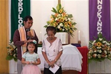 Rev. Anthony D. Tapucar imparts a blessing on members of Amazing Grace United Methodist Church 