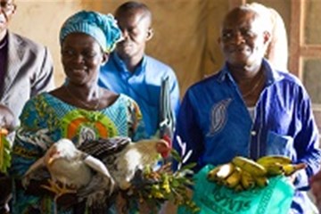 "Un pollo y plátanos fueron regalos para los visitantes de una iglesia en Kindu, provincia de Maniema, República Democrática del Congo. Foto de Matt Crum, Comunicaciones Metodistas Unidas."
