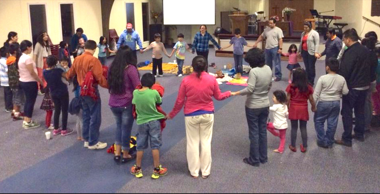 Members of Luz del Pueblo pray together. Photo courtesy of the Rev. Olinda Salazar-Veliz.