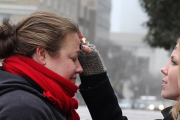 사진: 잉그리드 매킨타이어가 거리의 사제로 불리는 린지 크링스 목사로부터 재의 수요일 십자가 예식을 받고 있다. 이날 약 30명의 사람이 노숙 및 빈곤 문제로 고통받는 이들에 대한 주의를 환기하기 위해 함께 모여 재의 수요일 예식을 나누었다. 매킨타이어는 테네시주 프랭클린의 크라이스트 연합감리교회의 교인이다. 사진 제공: 캐트린 배리, 연합감리교 공보부.