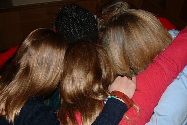 Faire partie d’un groupe de Disciple de l’Alliance peut vous lier en tant que PFF — Prayer Friends Forever (Amis de prière pour toujours) — comme ce groupe de filles s’appelle. Photo gracieuseté de Melanie Gordon, Ministères du Discipulat.