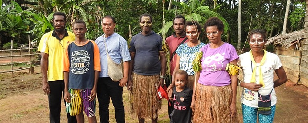 Pastor George Pelasula (3rd from left) does his best to take the pastoral care of the congregation and fight the depressive mood in the community.