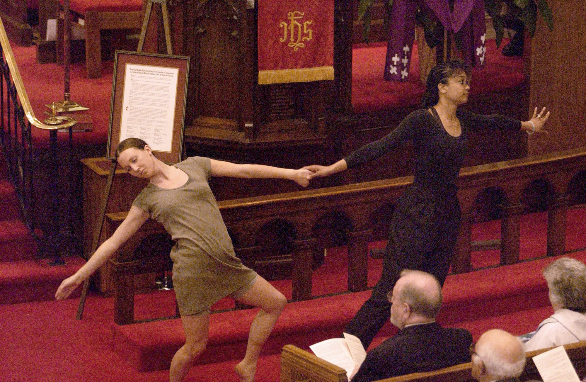 Kimberly Pitcher-Crago (izquierda) y Ellen Hawes presentan una danza litúrgica durante un servicio de arrepentimiento en 2002 por la Iglesia Metodista Unida de Foundry en la Iglesia Metodista Unida de Asbury en Washington. En el siglo XIX, la discriminación racial en Foundry condujo a la formación de la Iglesia Metodista Asbury y más tarde la Iglesia Metodista Episcopal Africana Sión. Foto de archivo © Jay Mallin.