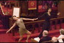 Kimberly Pitcher-Crago (izquierda) y Ellen Hawes presentan una danza litúrgica durante un servicio de arrepentimiento en 2002 por la Iglesia Metodista Unida de Foundry en la Iglesia Metodista Unida de Asbury en Washington. En el siglo XIX, la discriminación racial en Foundry condujo a la formación de la Iglesia Metodista Asbury y más tarde la Iglesia Metodista Episcopal Africana Sión. Foto de archivo © Jay Mallin.