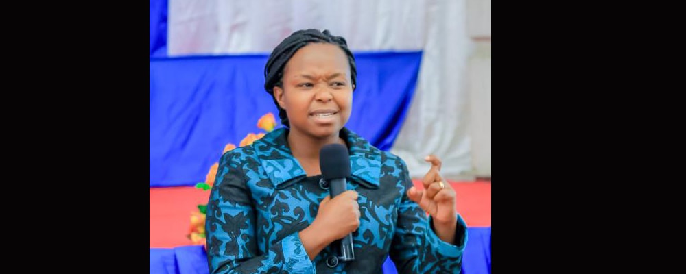 Dolorosa Duncan speaking at podium. Courtesy photo.