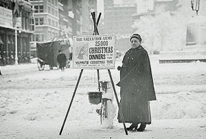 Les bouilloires et les cloches de l’Armée du Salut font partie de la collection de Noël depuis de nombreuses années. Photo du domaine public via la Bibliothèque du Congrès.