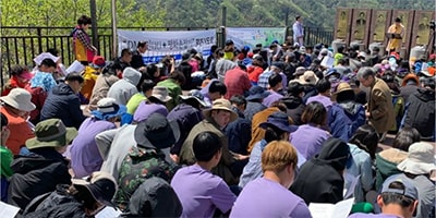 Peace worship during the human chain, organized by the NCCK at World Peace Bell Park, Hwachun, gathered more than 1,000 people. Photo: NCCK.