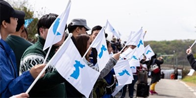 Human Peace Chain Movement. Photo: John C Park/DMZ.