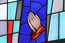 Vitrail de mains priant. Photo de Jan Snider, United Methodist Communications.