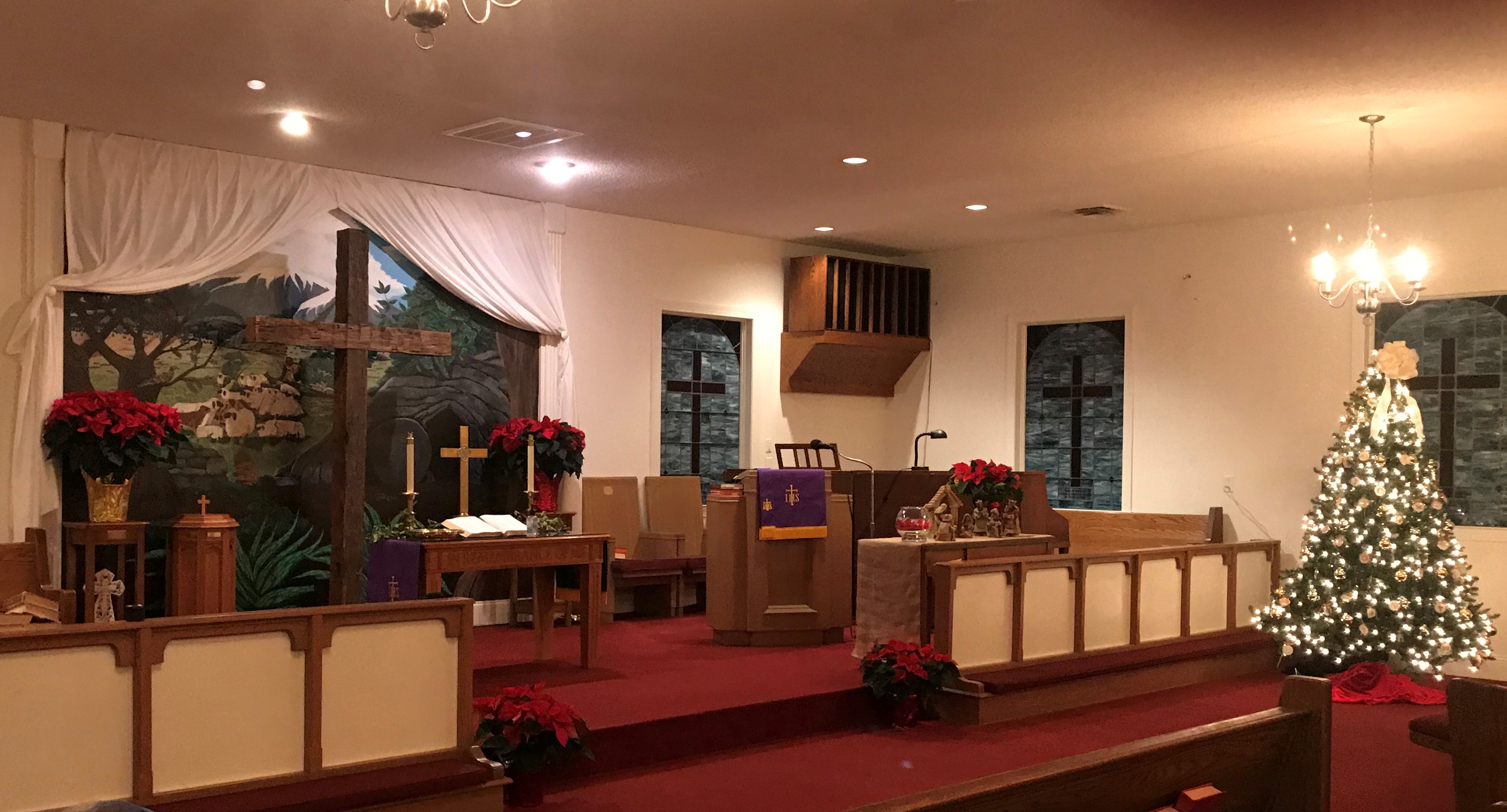 Le sanctuaire de l’église méthodiste unie de Sandy Ridge à High Point, en Caroline du Nord, est décoré pour l’Avent. Photo de Donna Friddle.