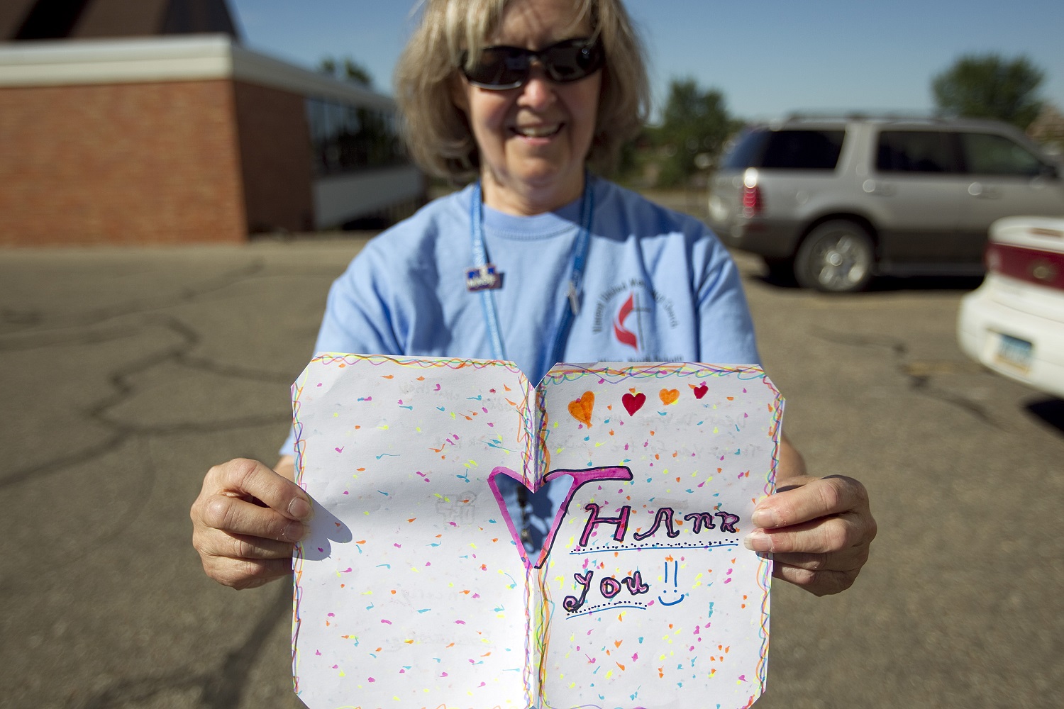 Heather Ellis exibe uma nota de agradecimento dos alunos da Escola Primária Sawyer (N.D.) que receberam mochilas e material escolar da Igreja Metodista Unida Vincent em Minot, ND Foto de Mike DuBose, UMNS