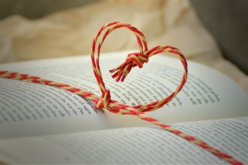 United Methodists have many choices of books to give to their mom, dad, and graduate. Photo by congerdesign via Pixabay.com, CC0 Creative Commons. 