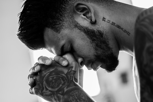 "Deus da fé e da ciência, nos voltamos para você no meio da pandemia da COVID-19, porque confiamos em você". Foto de Ric Rodrigues da Pexels".