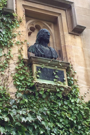 Sur le mur d’un immeuble de résidence dans l’un des quads du Lincoln College se trouve un buste de John Wesley qui y était camarade. Photo de Joe Iovino, United Methodist Communications.