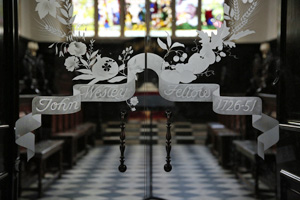 Les portes de la chapelle du Lincoln College rappellent l’époque de John Wesley en tant que camarade, 1726-1751. Photo de Kathleen Barry, United Methodist Communications.