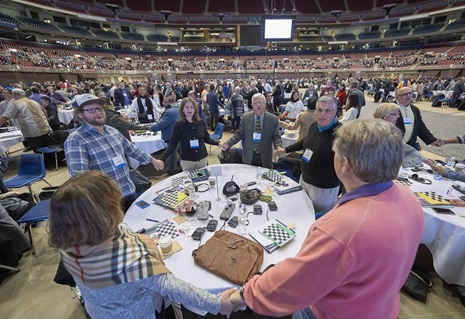 Os delegados dão as mãos e oram em 23 de fevereiro de 2019, no plenário de abertura da sessão extraordinária da Conferência Geral realizada em St. Louis. Foto de arquivo de Paul Jeffrey, Notícias MU.