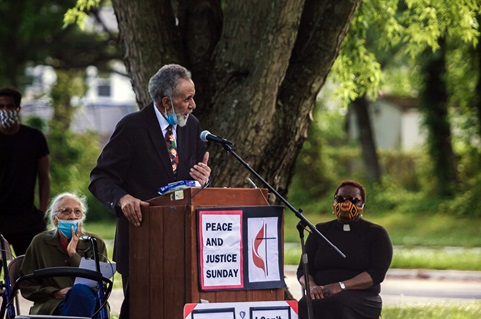 O Rev. Gilbert Caldwell, pastor aposentado Metodista Unido e ativista dos direitos civis que marchou ao lado do Rev. Martin Luther King Jr., fala durante uma reunião do Black Lives Matter em 7 de junho em Willingboro, NJ. À direita de Caldwell está sua esposa, Grace Caldwell. À esquerda de Caldwell está a Revda. Vanessa Wilson, presidente da Comissão de Raça e Religião da Conferência Greater New Jersey e pastora da Igreja Metodista Unida Good Shepherd em Willingboro. O protesto foi um dos muitos ocorridos nos EUA em cidades menores envolvendo metodistas unidos. Foto de Aaron Wilson Watson.