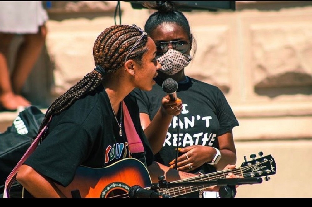 L’activiste d’Indianapolis Taylor Hall interprète sa chanson « I Can’t Breathe » (« Je ne peux pas respirer ») lors d’une manifestation pacifique en faveur de la justice raciale. Photo gracieuseté de Taylor Hall.