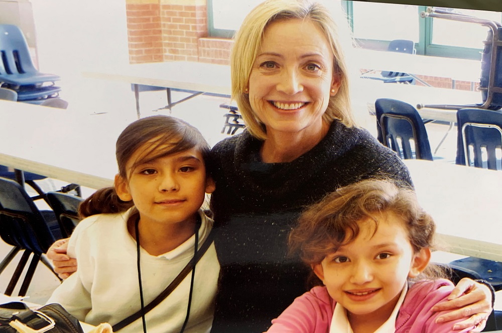 Angie (à gauche) a été encadrée à l’école élémentaire par Karen Hunt (au centre) dans le cadre du ministère de la First United Methodist Church à Fort Worth’s Kids Hope Mentoring. Sur la photo, à droite, le cousin d’Angie. Photo gracieuseté de Gay Ingram.