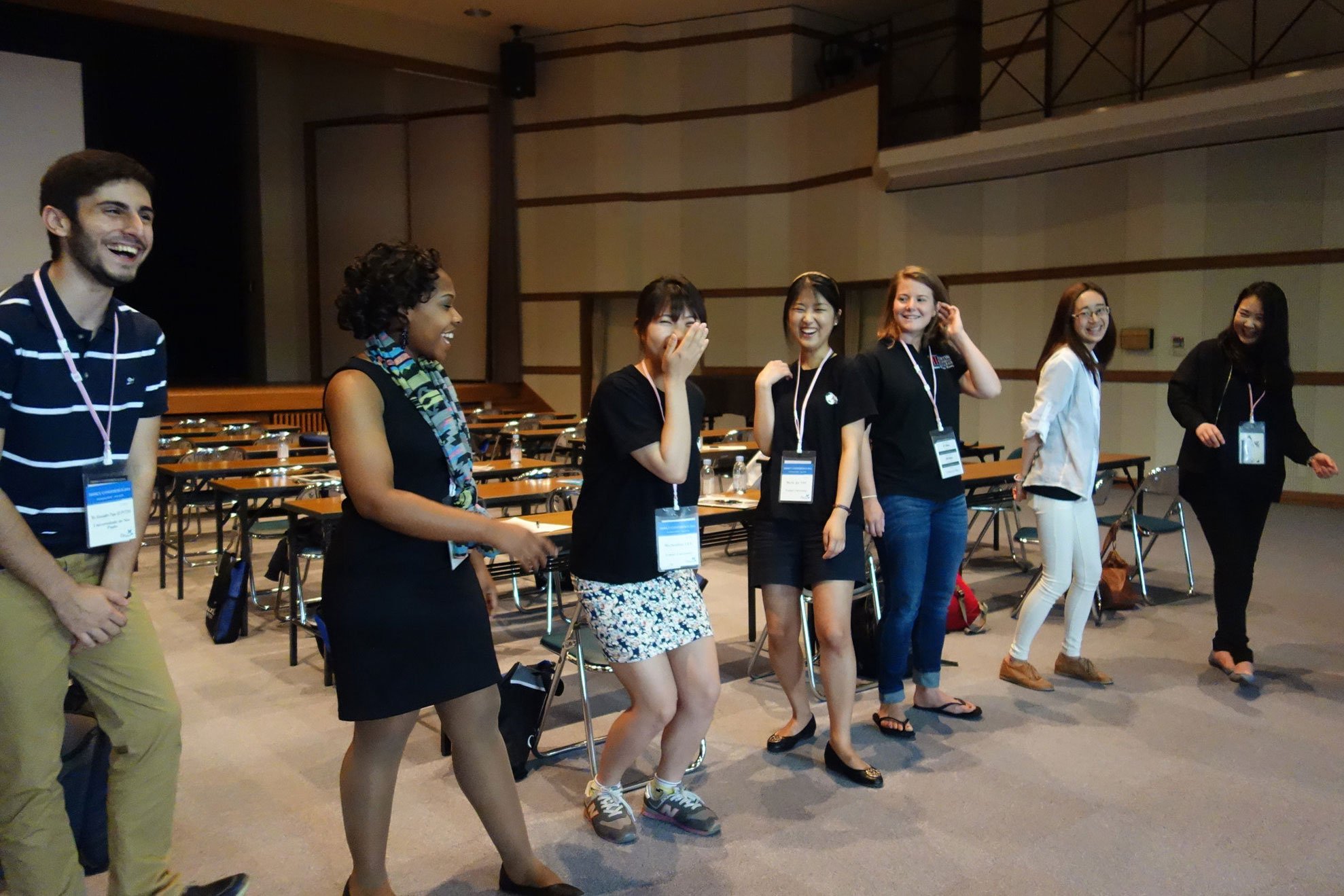 Estudiantes se pasan una “pelota de energía” imaginaria durante un taller en la Conferencia IAMSCU en la Universidad Hiroshima Jagakuin, el 27 de mayo, 2014. Foto de archivo por Diane Degnan, Comunicaciones Metodistas Unidas.