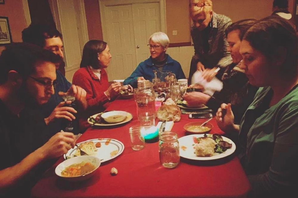 음식을 나누기 위해 식탁에 함께 모이는 것은 예배의 한 형태일 수 있다. 2017년 그래프턴 매사추세츠주 심플 교회에서 촬영된 사진. 사진 제공: 심플 교회(Simple Church)