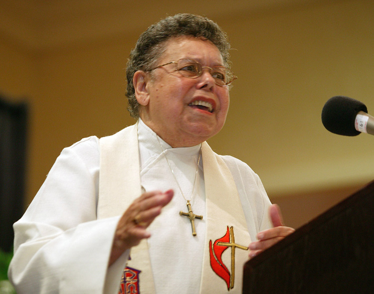 L’évêque méthodiste uni Leontine Turpeau Current Kelly prêche pendant le culte du soir lors de la première réunion de l’ancienne juridiction centrale de l’Église méthodiste à College Park, en Géorgie, en 2004. Kelly est décédée à l’âge de 92 ans le 28 juin 2012. Photo d’archive par Mike DuBose, UM News (Nouvelles UM).