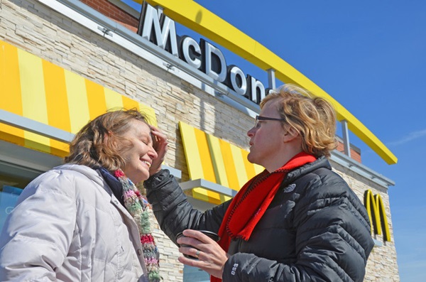 La Rev. Stephanie Vader, de la Iglesia Metodista Unida Emmanuel de Scaggsville, Maryland, aplica las cenizas en el estacionamiento de un McDonald. Foto por Alison Burdett, Conferencia de Baltimore-Washington.