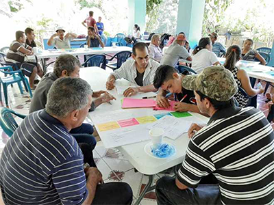 A Cristosal workshop, held before COVID-19 closed public gatherings, to help community groups and local leaders consider the rights and needs of IDP families entering their community. Photo: CRISTOSAL