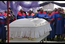 Las mujeres se reúnen cerca del ataúd del Obispo metodista unido Abel T. Muzorewa en Mutare, Zimbabwe, en mayo de 2010. A su funeral asistieron unas 5.000 personas. Foto de Tafadzwa Mudambanuki, Noticias MU.