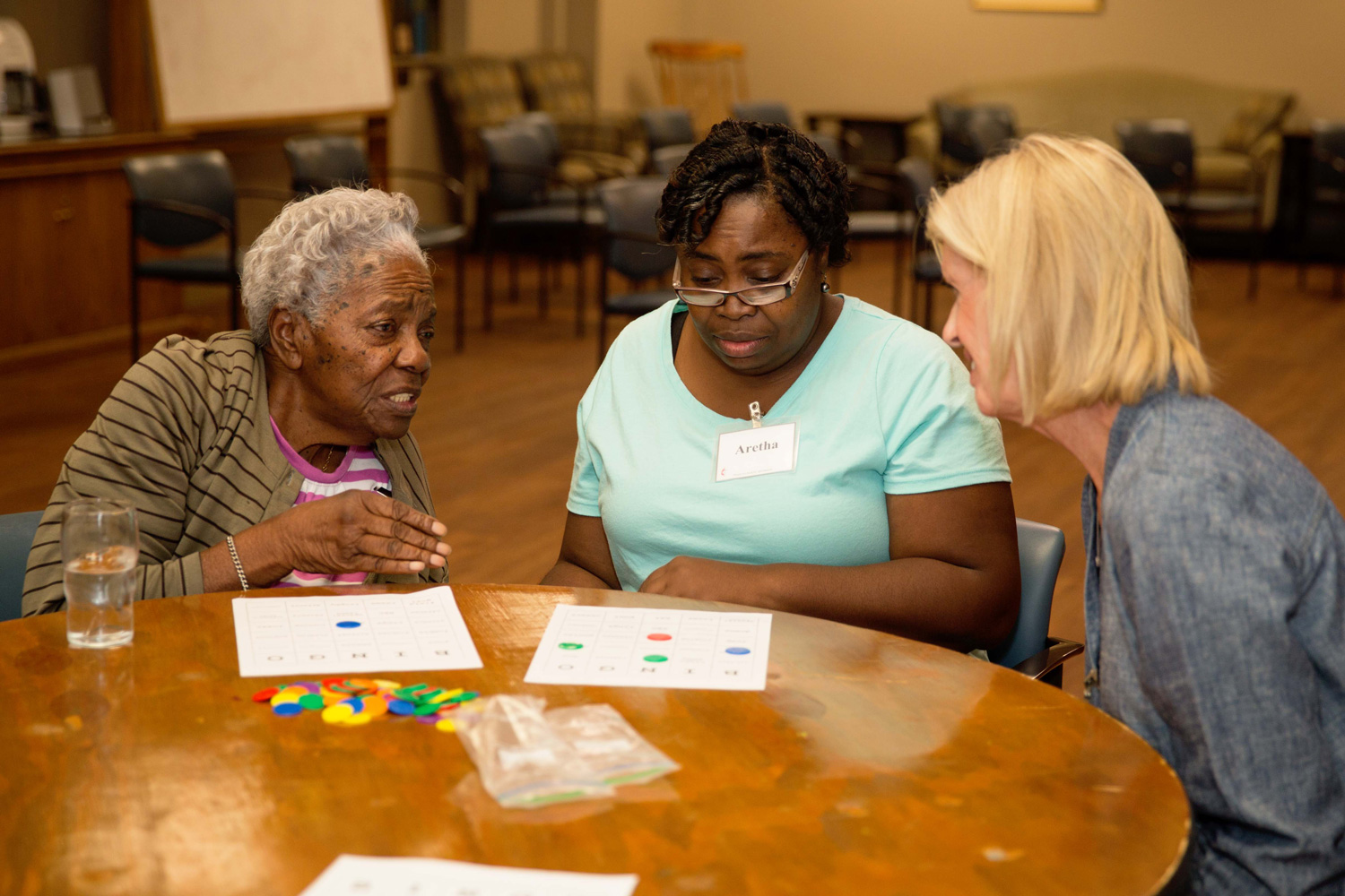 Les personnes atteintes de démence, les membres de leur famille et les assistants qualifiés travaillent tous ensemble au Respite Care Ministry. Photo de Libby Weatherly Photography, avec la permission de Daphne Johnston.