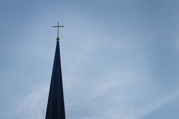 Cross atop the steeple of the chapel at Perkins School of Theology on the campus of Southern Methodist University in Dallas. Photo by Kathleen Barry, United Methodist Communications