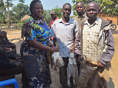 Lorraine Charinda (left), the missionary agriculturist with Kamisamba farm in Kamina, North Katanga, DRC, will often receive gifts of produce from farmers when she is conducting workshops in the communities. Farmers who received skills, knowledge and start-up supplies at the demonstration farm find tangible ways to say thank you. PHOTO: COURTESY OF LORRAINE CHARINDA