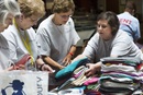 (From left) Ann Whitfield, Gail Owens, Janice Noe and Heather Spencer assembly Health Kits for UMCOR at the 2017 Kentucky Annual Conference. The conference met June 12-14 at the Sloan Convention Center in Bowling Green, KY. Photo by Kathleen Barry, United Methodist Communications. 많은 연합감리교인들이 그리스도와 교회에 헌신할 새로운 방법을 찾고 있다. 사진 제공: 캐트린 배리, 연합감리교 공보부.