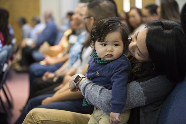 La formación de la fe no se limita al tiempo que pasamos en la iglesia. Expertas metodistas unidas que trabajan en el ministerio de niños comparten algunos consejos que ayudan a que los padres hagan de cada día algo sagrado para toda la familia. En la foto vemos a personas que asisten a la Iglesia Metodista Unida St. Paul, en Fremont, California. Foto por Kathleen Barry, Comunicaciones Metodistas Unidas.