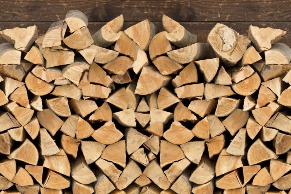 Metodistas Unidos a lo largo de la conexión están alcanzando a sus comunidades para ayudar a los vecinos que usan leña para sus hogares, no para crear ambiente sino por necesidad. Foto por Ebenezer UMC, Stafford, Virginia.