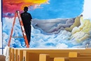 Damon Neal, miembro de la Iglesia Metodista Unida Dallas Indian, cree que cada trazo de su pintura “una ventana al cielo” fue inspirado por el Espíritu Santo, lo cual llevó al artista a encontrar sanidad de su dolor. Foto cortesía de la Iglesia Metodista Unida Dallas Indian.