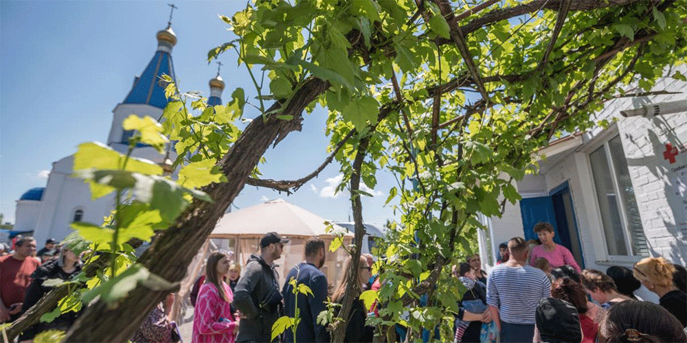 Rostov-on-Don, Russia: Refugee families from Ukraine queue to receive aid packages at the main humanitarian aid centre of the Russian Orthodox Church (Moscow Patriarchate) diocese of Rostov-on-Don in southwest Russia, located by the Protection of the Theotokos Church in Rostov-on-Don. Photo: Albin Hillert/WCC