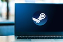 Pantalla con el logo Steam en una laptop  Pantalla con el logo Steam en una laptop