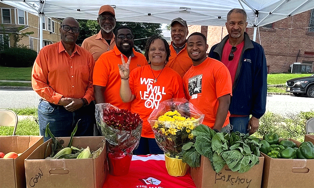 Whether distributing school supplies in September or Christmas gifts in December, whether showing up at an outdoor music performance in the summer or serving hot beverages to passersby in the winter, they are always working to distribute food to anyone who needs it.