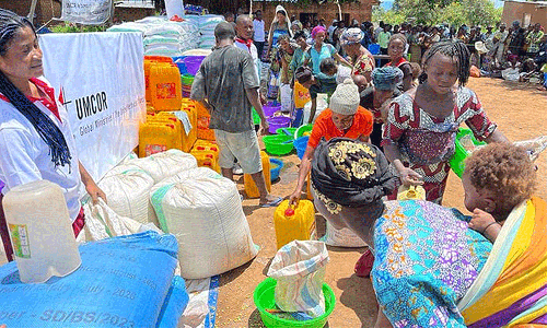 Survivors of two fires at the Malicha internally displaced camp in Fizi, Congo, line up to receive humanitarian aid from The United Methodist Church. A team from the church’s disaster management office, supported by the United Methodist Committee on Relief, distributed aid to about 5,000 people, many of whom have been displaced by unrest in the region. Photo courtesy of the East Congo Episcopal Area disaster management office.