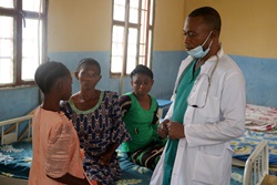 Dr. Pierre Omesombo, attending physician at Tunda General Hospital, talks with a patient in Tunda, Congo. The country is the epicenter of an mpox outbreak, accounting for 96% of all cases, the Africa CDC reports. The United Methodist medical facility has a laboratory that enables rapid diagnosis of mpox and effective monitoring of the outbreak. Photo by Chadrack Tambwe Londe, UM News.
