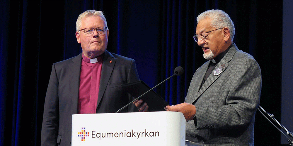 Bishop Ivan Abrahams (right) talks about United Methodist Bishop Christian Alsted’s spiritual leadership in Ukraine before presenting him with the 2023 World Methodist Peace Award on Aug. 15 during the World Methodist Conference in Gothenburg, Sweden. Alsted is being honored “for courage in challenging churches, governments and organizations to assist the people of Ukraine,” Abrahams said. Photo by Heather Hahn, UM News.
